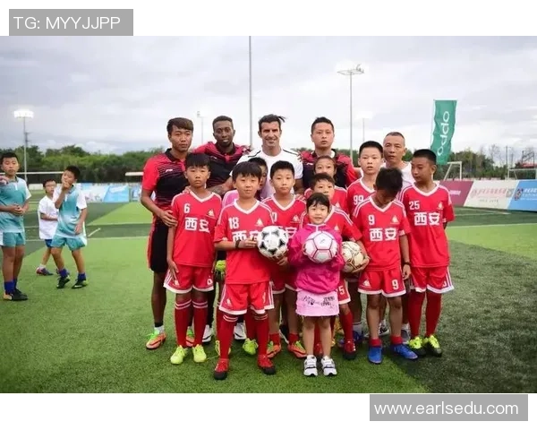 足球明星与女团亲密合影展现青春活力与运动魅力的完美结合